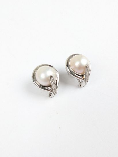 Paire de boucles d'oreille en or blanc 750...