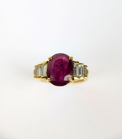 Bague en or jaune 750 ‰ sertie d'un important...