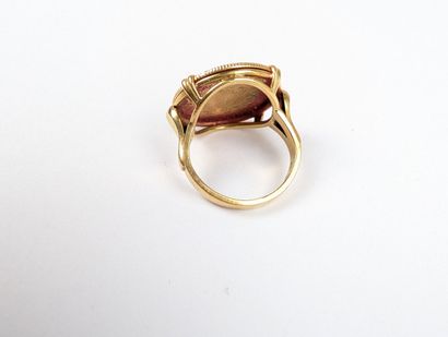 Bague en or jaune 750 ‰ ornée d'une pièce...