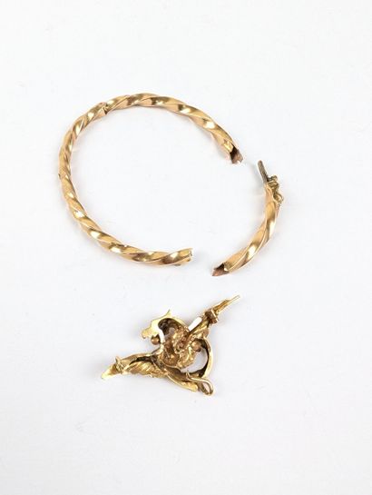 Ensemble de bijoux cassés en or 750 ‰ comprenant...