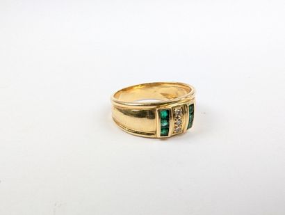 Bague jonc en or jaune 750 ‰ sertie de deux...