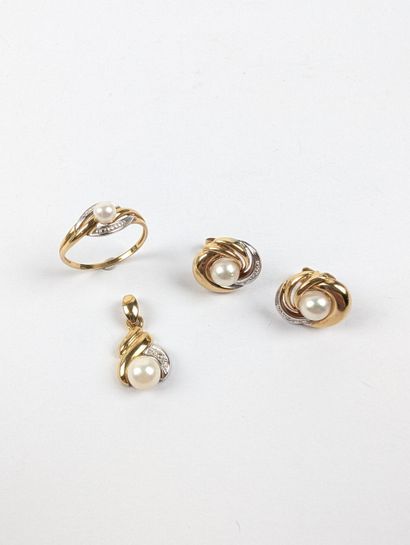 Parure en or jaune 750 ‰ ornée de perles...