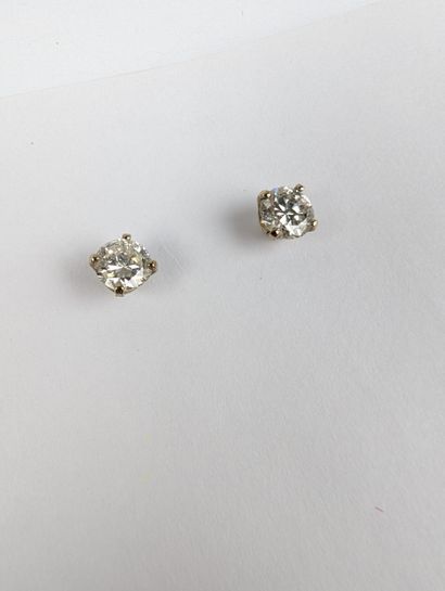 Paire de puces d'oreille en or blanc 750...