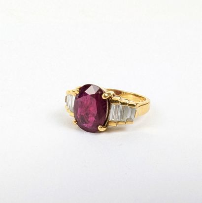 Bague en or jaune 750 ‰ sertie d'un important...