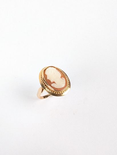 Bague en or rose 750 ‰ sertie d'un camée...