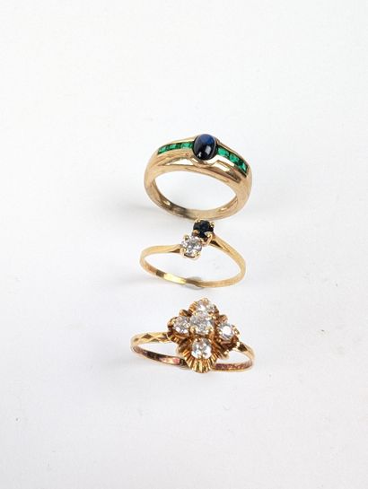 Trois bagues en or jaune :
- Une bague 
