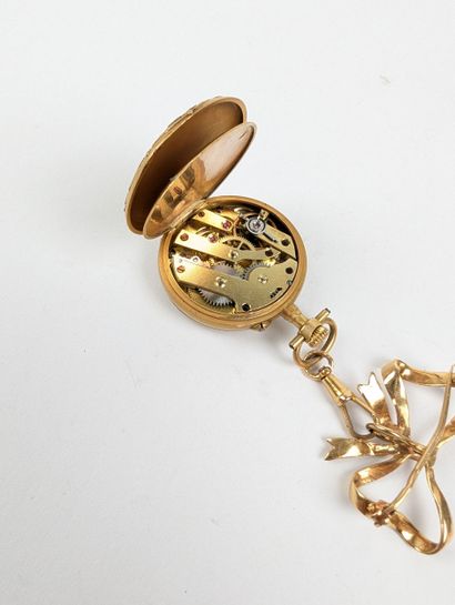 Montre de col en or jaune 750 ‰ surmontée...