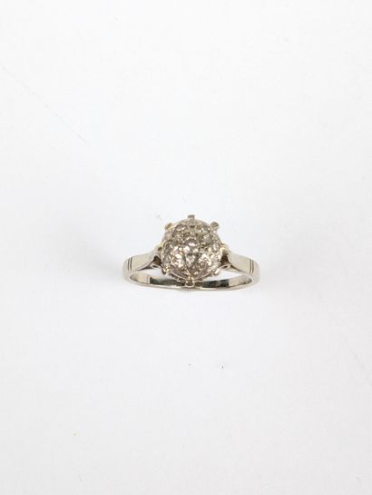 Bague en or blanc 750 ‰ ornée d'un plateau...