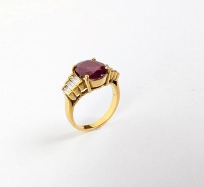 Bague en or jaune 750 ‰ sertie d'un important...