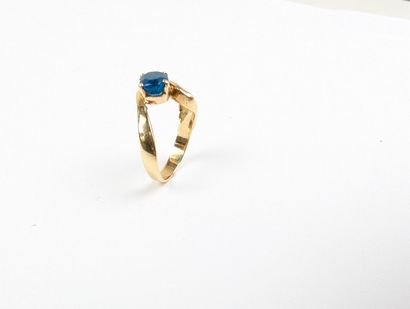 Bague en or jaune 750 ‰ sertie d'une apatite...