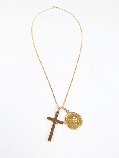 Collier en or jaune 750 ‰ composé d'une fine...
