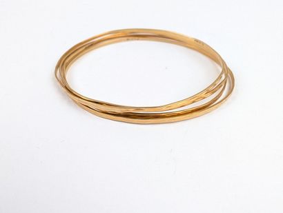 Quatre bracelets jonc en or jaune 750 ‰ à...