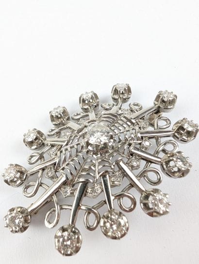 BROCHE filigrane en or blanc 750 ‰ et platine...