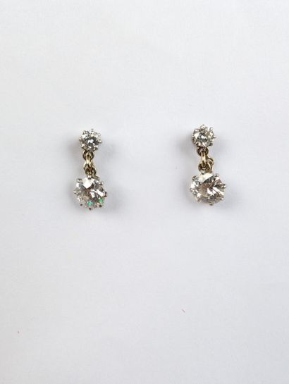 Paire de pendants d'oreille en or blanc 750...