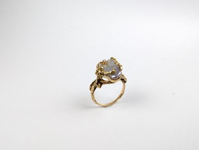 Bague en or jaune 750 ‰ figurant deux personnages...