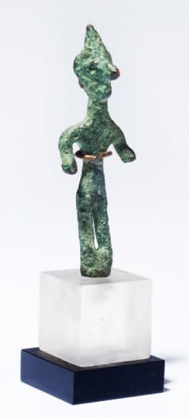 Divinité ou idole En bronze à patine verte....