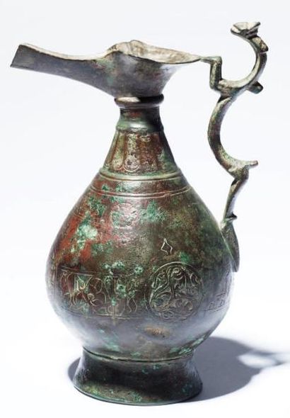 Aiguière Bronze à patine rouge et verte:...