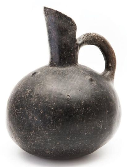 Vase globulaire Col tubulaire en «canal»...