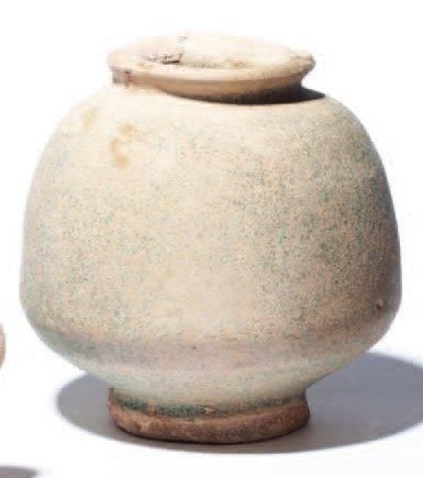 Vase globulaire Sur piédouche. Traces d'émail...