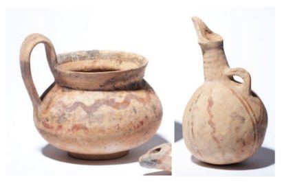 Deux vases chypriotes Terre cuite beige à...