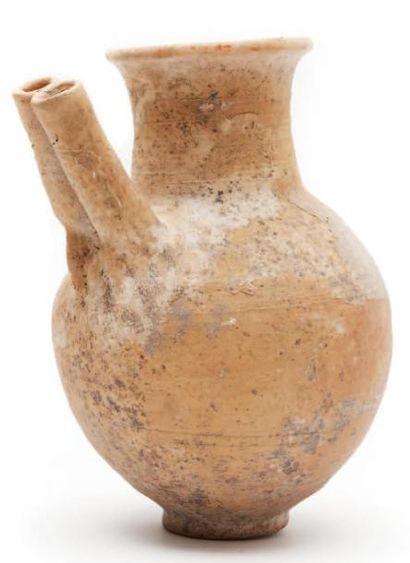 Vase biberon Terre cuite à engobe beige....