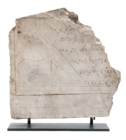 Bas-relief assyrien Gravé d'un taureau passant...