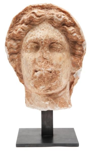 Tête féminine Coiffure en longues mèches...