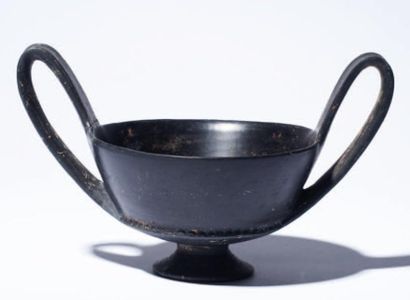 Coupe-canthare En bucchero nero. Anses surélevées....