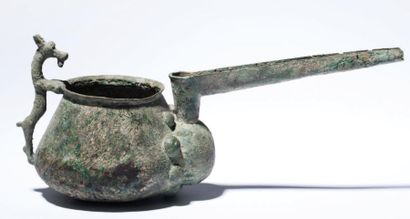 Vase libatoire Bronze à patine verte. Long...