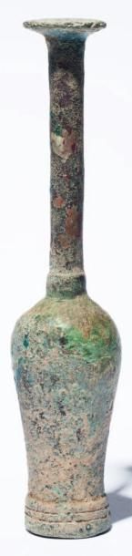 Socle bouteille Bronze à patine verte. Luristan....