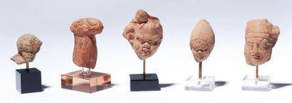 Cinq têtes de statuettes Terre cuite rouge:...