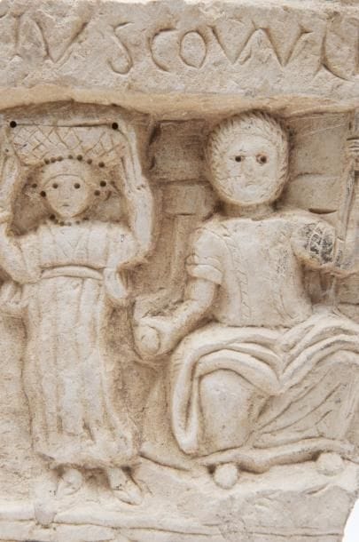 Bas-relief consacré à Saturne Stèle en calcaire...