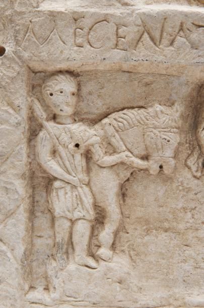Bas-relief consacré à Saturne Stèle en calcaire...