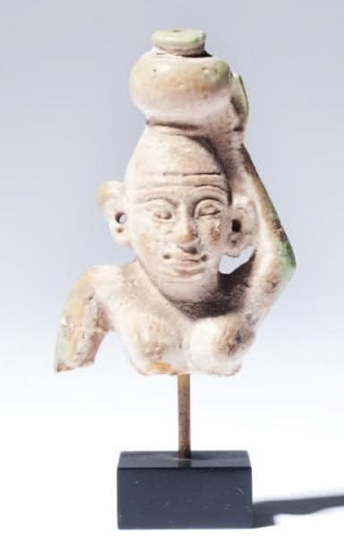 Buste de porteuse d'offrande Tenant un vase...