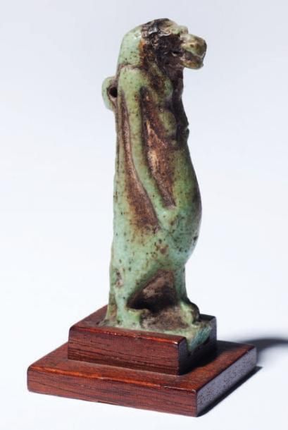 Thouéris Amulette en faïence émaillée vert....