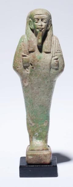 Oushebti Anépigraphe. Fritte émaillée vert,...