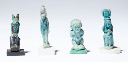 Quatre amulettes Fritte émaillée bleue: Anubis,...