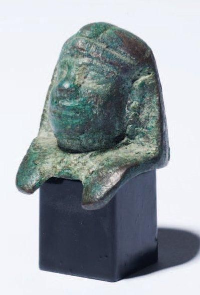 Petite tête pharaonique Bronze, coiffée du...