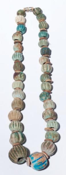 Collier Composé de perles globulaires cannelées...