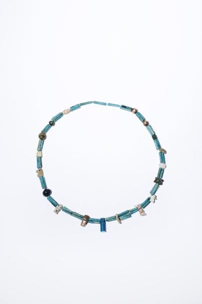 Collier Faïence émaillée. Composé de perles...