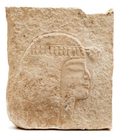 Profil de reine Calcaire gravé en haut relief...