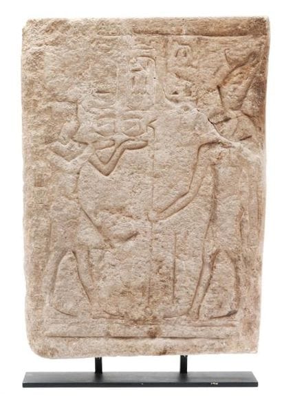 Stèle bas-relief Calcaire, Représentant Pharaon...