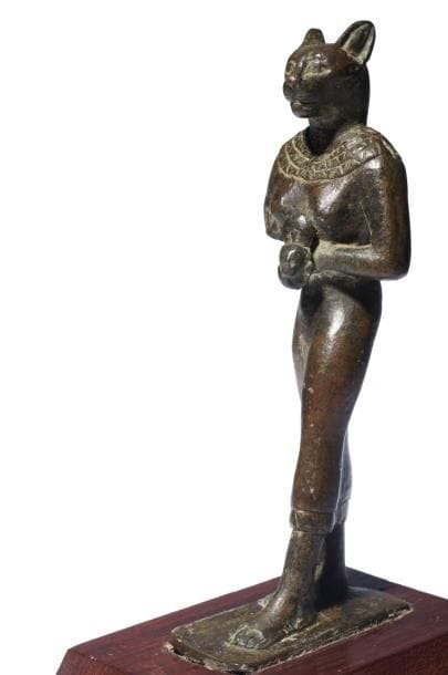 Bastet La déesse à tête de chat est représentée...