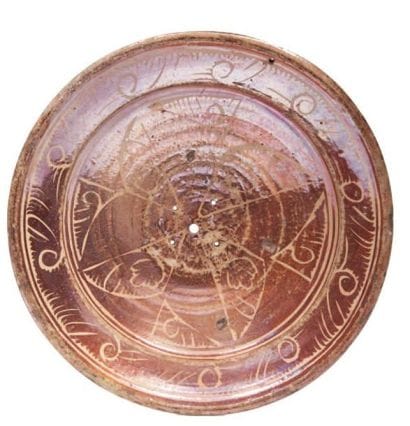 Plat circulaire en faïence à lustre métallique...