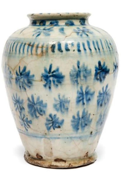 Vase sino-persan Décoré de motifs floraux...