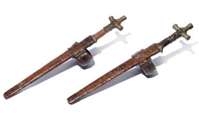 Paire de poignards à poignée cruciforme Telek...