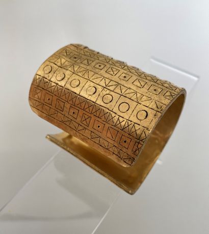 CHANEL Ethnic cuff in gilded metal - signed...