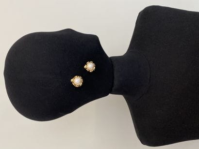 CHANEL Pair of flower ear clips in gold metal...