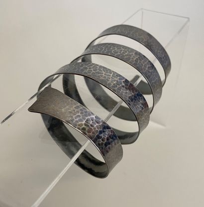 HERVE VAN DER STRAETEN Spiral cuff in hammered...