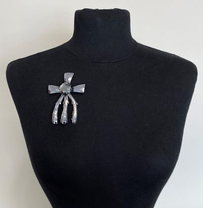 HERVE VAN DER STRAETEN Brooch Cross in blackened...